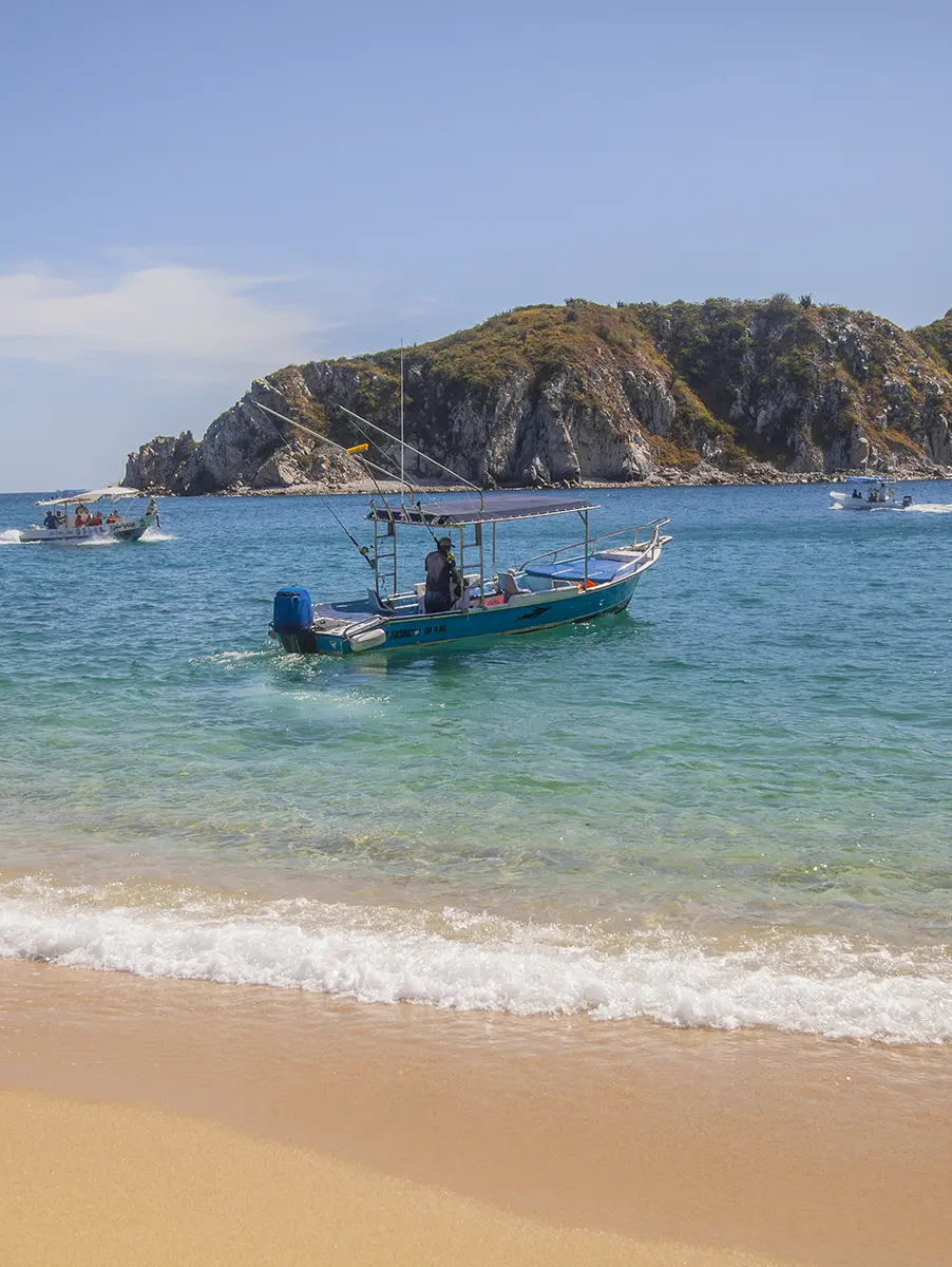 Water activities in the bays of Huatulco