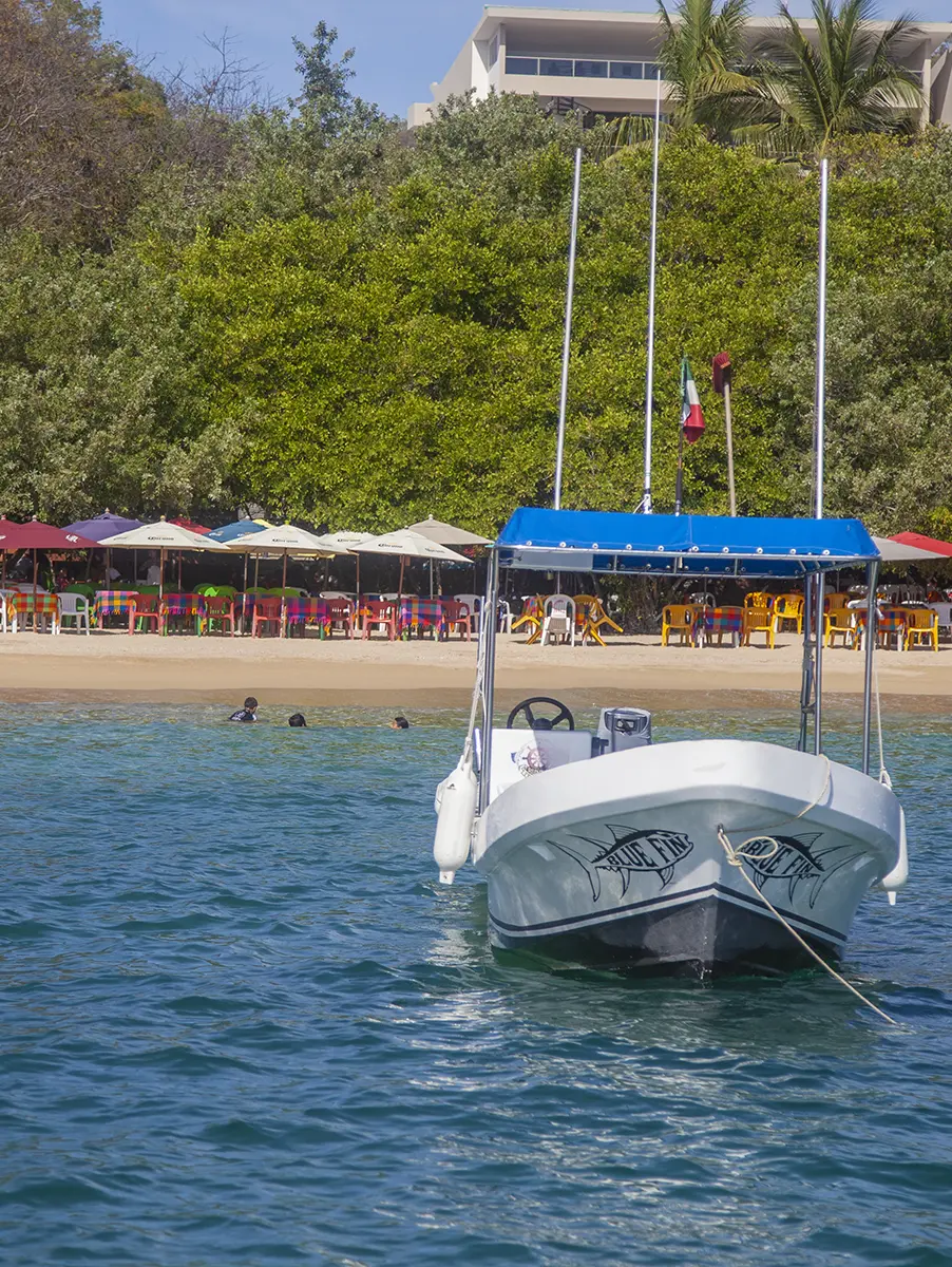 Scenic route through the bays of Huatulco