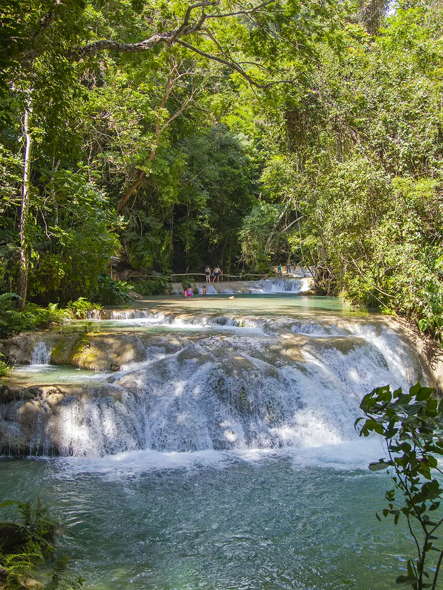 Toboganes y puentes naturales en el Tour de Cascadas